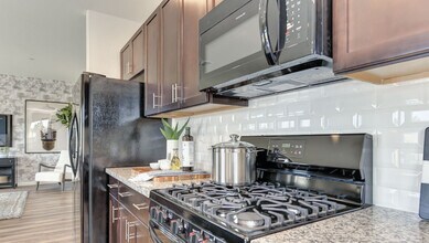1319 Blossomparke Way in Sacramento, CA - Building Photo - Building Photo