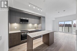 863 St Clair Ave W in Toronto, ON - Building Photo