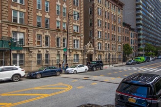 345 W 70th St in New York, NY - Foto de edificio - Building Photo