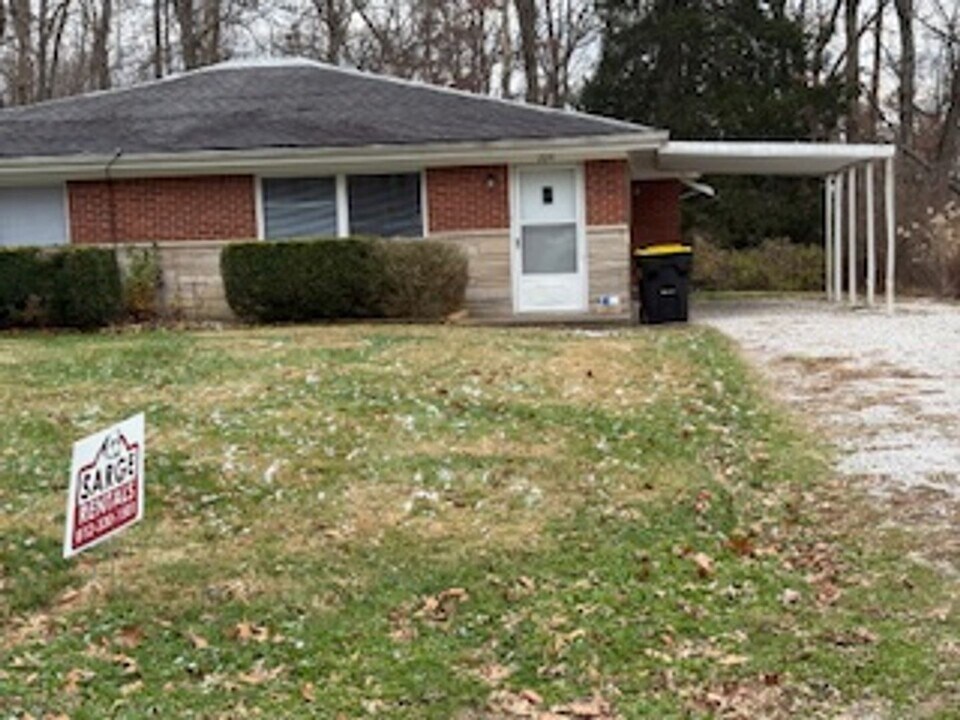 224 E Ellis Rd in Bloomington, IN - Building Photo