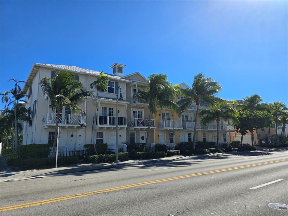 310 N Dixie Hwy, Unit 104 in Lake Worth Beach, FL - Building Photo