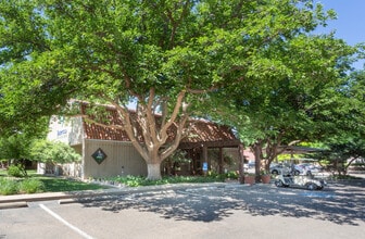 Deerfield Village Apartments in Lubbock, TX - Foto de edificio - Building Photo