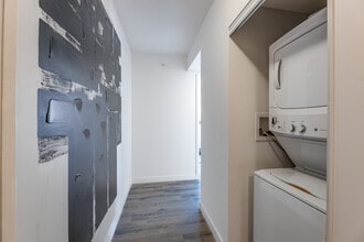 100 Bond Street East in Oshawa, ON - Building Photo - Interior Photo