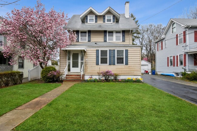 16 Dayton Rd in Morris Plains, NJ - Foto de edificio - Building Photo