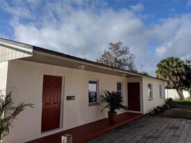 6625 W Shore Cir in Tampa, FL - Building Photo