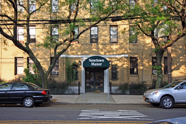 Newtown Manor in Long Island City, NY - Building Photo - Building Photo