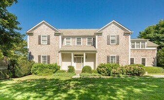 110 Fox Hollow Ln in Southampton, NY - Building Photo