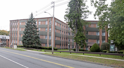 Silver Pond Apartments in Wallingford, CT - Building Photo - Building Photo