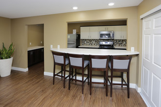 Vernon Oaks Apartments in Edina, MN - Building Photo - Interior Photo