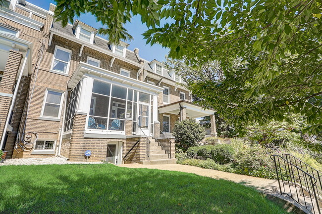 1513 Allison St NW in Washington, DC - Foto de edificio - Building Photo