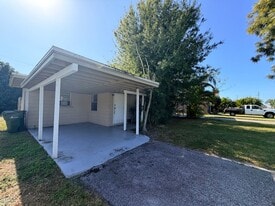 3324 Clark Rd in Sarasota, FL - Building Photo
