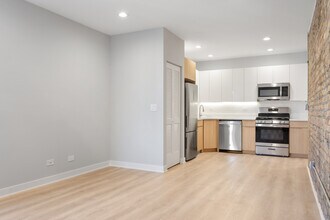 7383 N Damen Ave in Chicago, IL - Building Photo - Building Photo