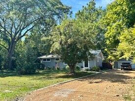 2300 Highmoor Rd in Highland Park, IL - Building Photo