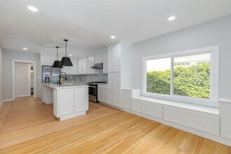 330 Broadmoor Blvd in San Leandro, CA - Building Photo - Building Photo