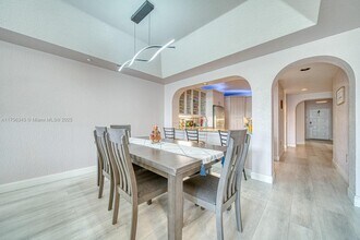 10700 NW 66th St, Unit 309 in Doral, FL - Foto de edificio - Building Photo