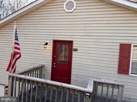 30 Westridge Dr, Unit B in Berkeley Springs, WV - Building Photo
