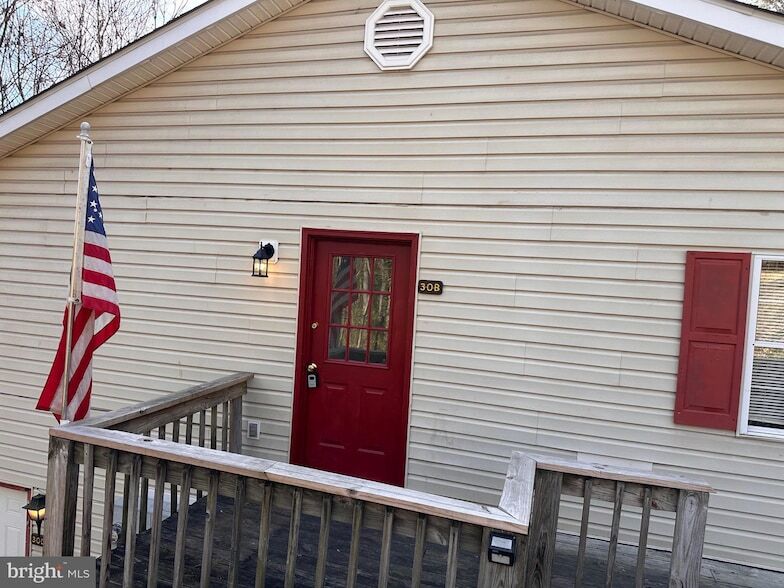 30 Westridge Dr, Unit B in Berkeley Springs, WV - Building Photo