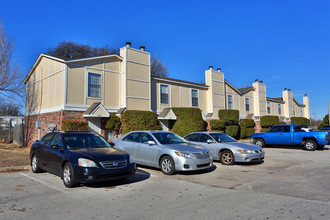 MacArthur Park Townhomes in Oklahoma City, OK - Building Photo - Building Photo