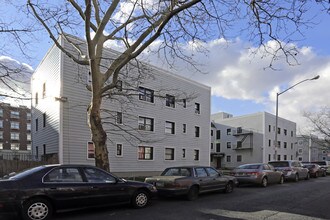 153-04 75th Ave in Flushing, NY - Foto de edificio - Building Photo
