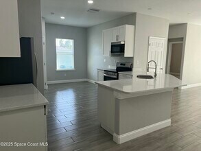 571 San Filippo Dr SE in Palm Bay, FL - Building Photo - Building Photo