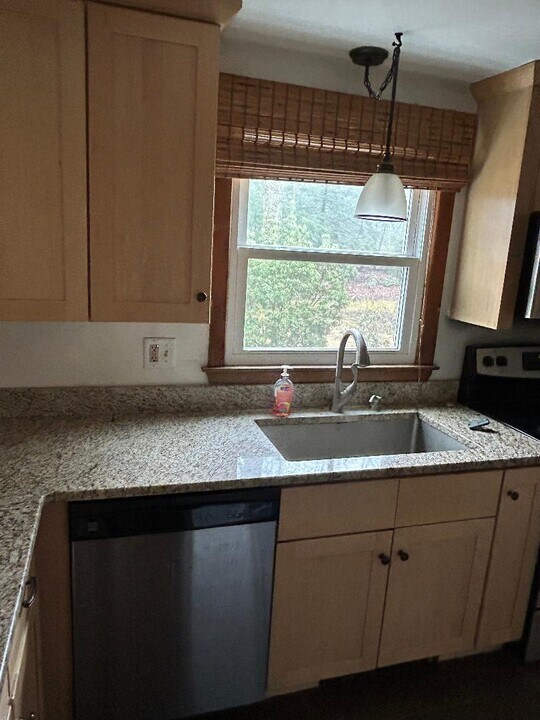 24 Woodcliff Dr in Simsbury, CT - Building Photo