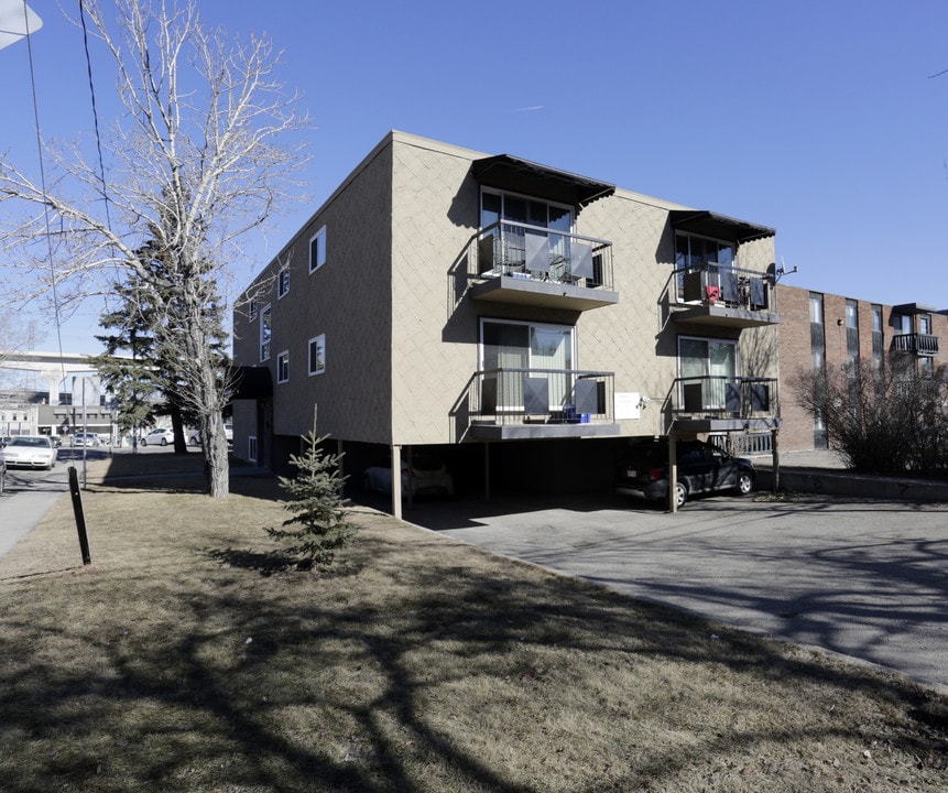 Sunalta 11 in Calgary, AB - Building Photo