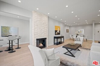 1557 S Beverly Glen Blvd in Los Angeles, CA - Foto de edificio - Building Photo