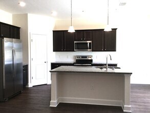 220 Crestrun Loop in Leesburg, FL - Foto de edificio - Building Photo