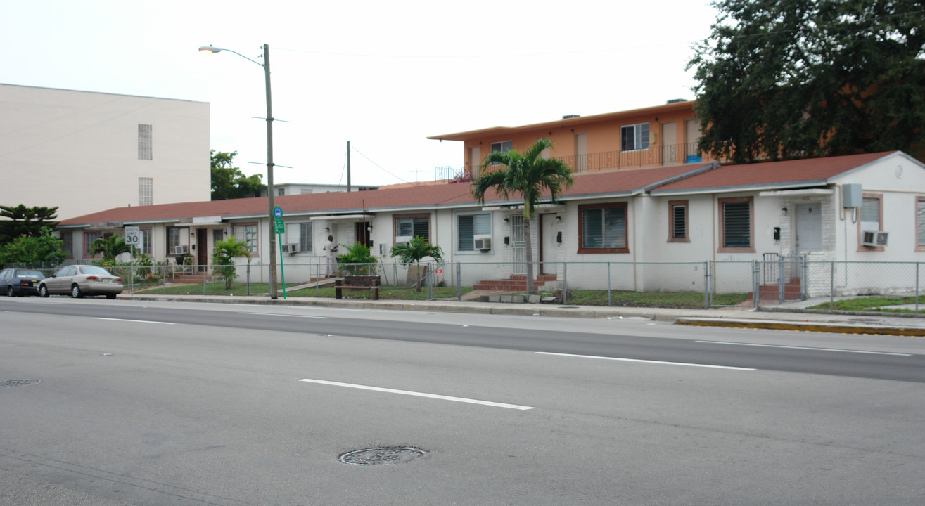 1836 SW 1st St in Miami, FL - Foto de edificio