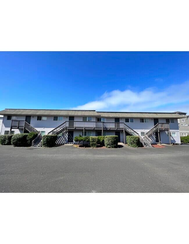 338 SW Woods St, Unit 8 in Newport, OR - Building Photo - Building Photo