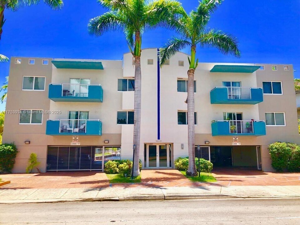 16851 NE 35th Ave in North Miami Beach, FL - Foto de edificio