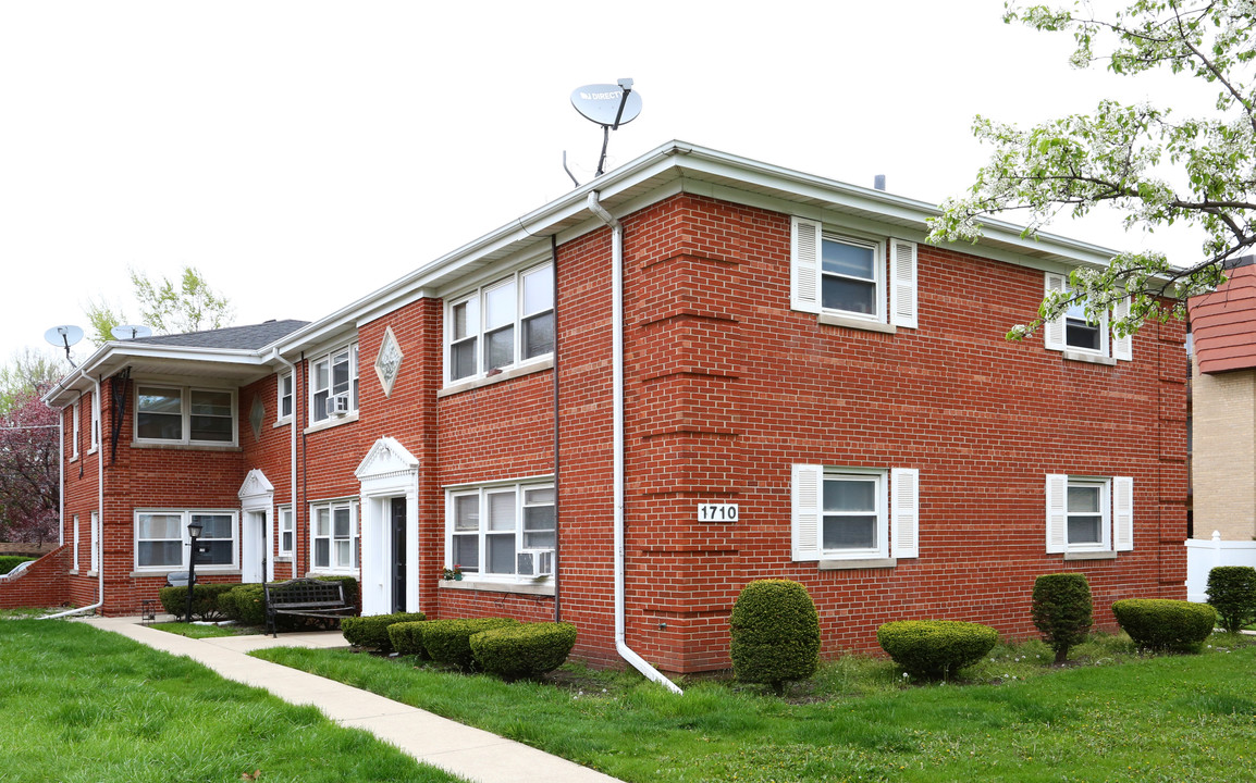 1710-1716 W Touhy Ave in Park Ridge, IL - Building Photo