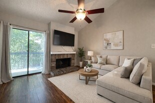 7900 N Stadium Dr in Houston, TX - Building Photo