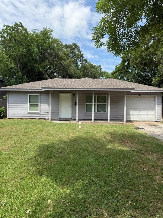 1116 Johnson St in Pasadena, TX - Building Photo