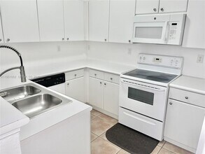 4321 SW 160th Ave in Miramar, FL - Foto de edificio - Building Photo