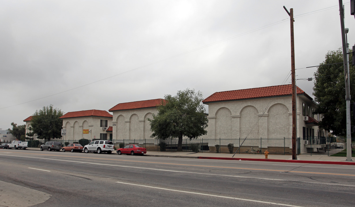 12883 San Fernando Rd in Sylmar, CA - Foto de edificio