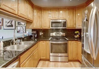 7225 Navajo Rd in San Diego, CA - Building Photo - Building Photo