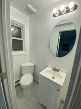2 Roland Rd in West Babylon, NY - Foto de edificio - Building Photo