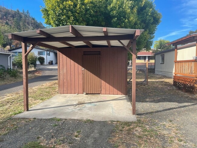 565 NW Plateau Dr in Roseburg, OR - Building Photo - Building Photo