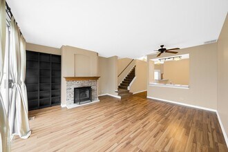 384 Maidstone Ct in Schaumburg, IL - Foto de edificio - Building Photo