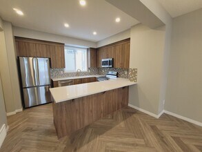 2072 Wonnacott Way SW in Edmonton, AB - Building Photo - Building Photo