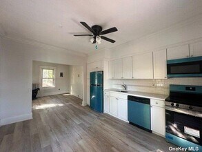 17 Crescent Dr in Huntington, NY - Building Photo - Building Photo