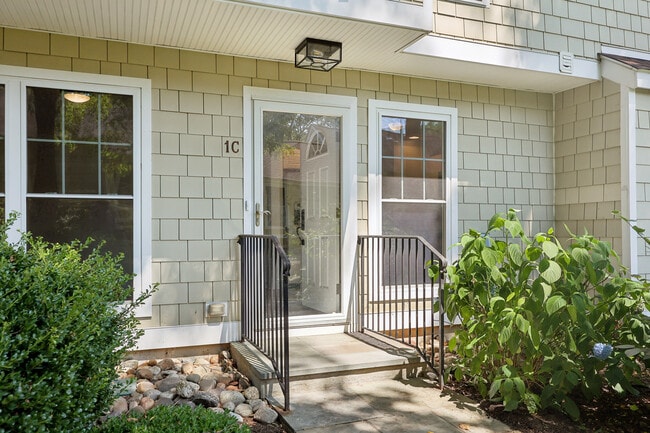 251 Weaver St in Greenwich, CT - Building Photo - Building Photo