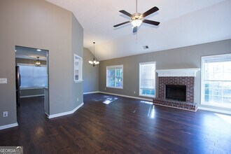 413 Vista Way in Loganville, GA - Foto de edificio - Building Photo