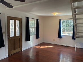 301 Madrona Ln in Bandera, TX - Foto de edificio - Building Photo