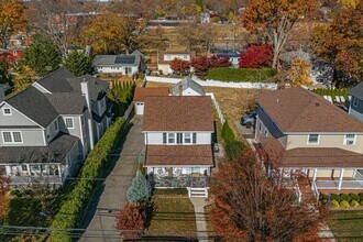 33 Avenue B in Port Washington, NY - Building Photo - Building Photo