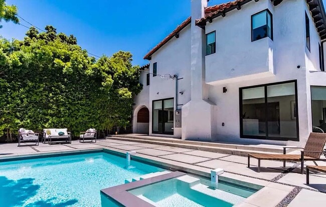 201 Bedford Dr in Beverly Hills, CA - Building Photo - Building Photo