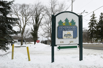 Pinewood Apartments in Holland, MI - Foto de edificio - Building Photo