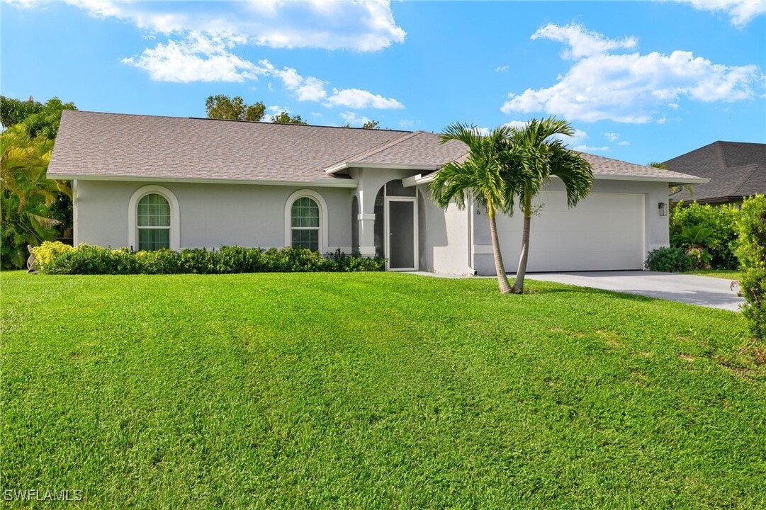 1916 SE 13th Terrace in Cape Coral, FL - Foto de edificio