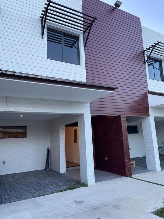 916 NW 8th St in Florida City, FL - Building Photo
